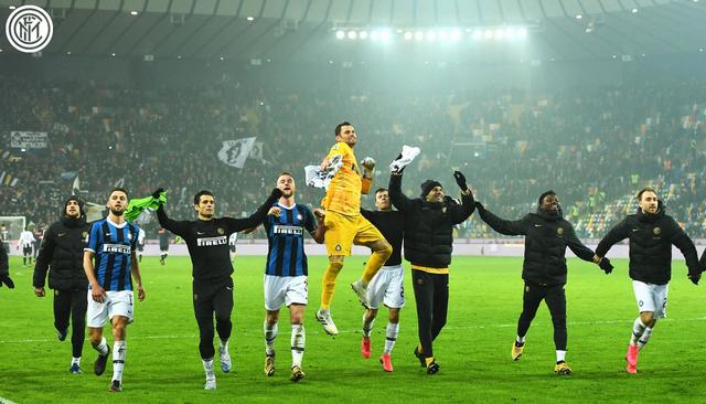  朗斯主场灯光秀致敬传奇，万名球迷泪目致敬  